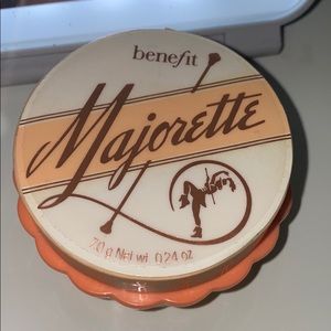 BENEFIT- Majorette